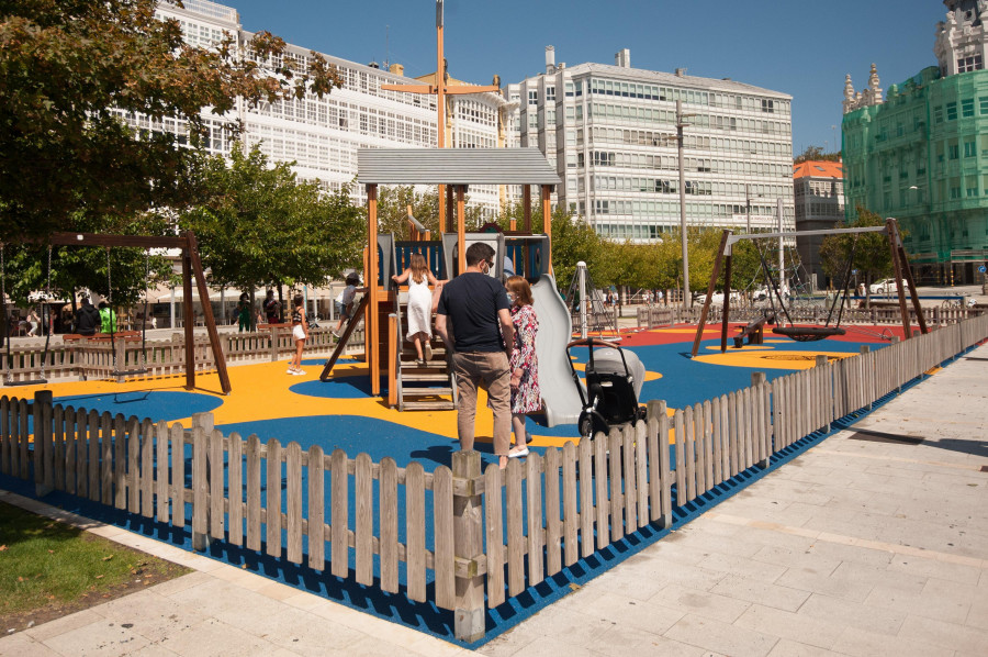 El Ayuntamiento reabre el parque infantil de La Marina tras realizar obras de mejora