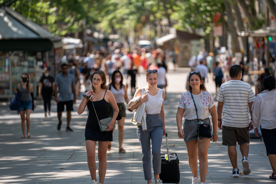 Silencio y claveles en Las Ramblas para las víctimas de los atentados en el cuarto aniversario del 17A