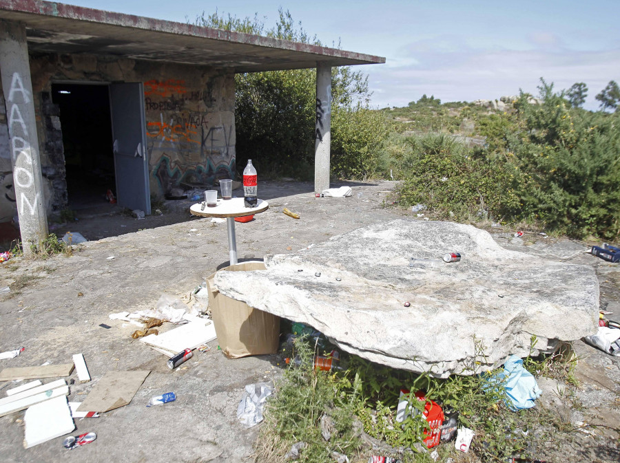 Las autoridades descubren una fiesta ilegal en Bens durante el rescate de un hombre en la costa