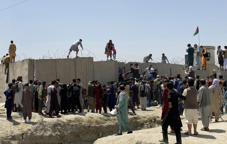 El caos se apodera del aeropuerto de Kabul, con intentos desesperados para salir