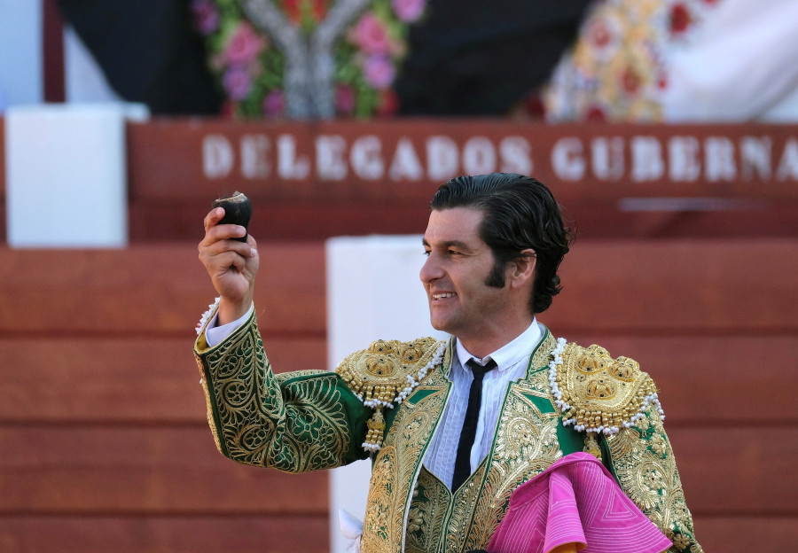 Dos toros acaban con la feria en Gijón