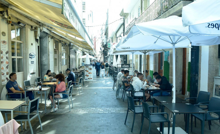 A Coruña seguirá en nivel alto, pero ampliará los aforos de terrazas al 75%