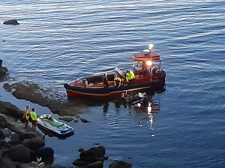 Hallan el cuerpo de un hombre en las rocas al pie de la Casa de los Peces