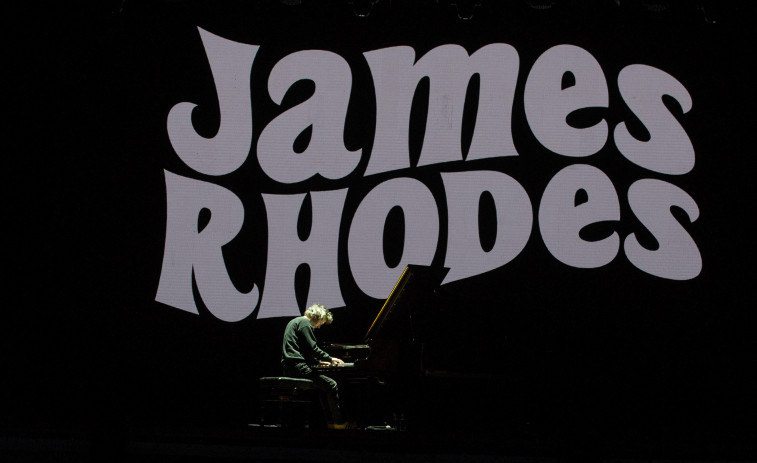 El pianista James Rhodes llena de magia y paz la plaza de María Pita