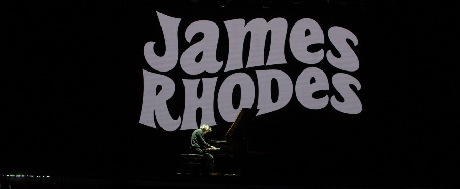 El pianista James Rhodes llena de magia y paz la plaza de María Pita