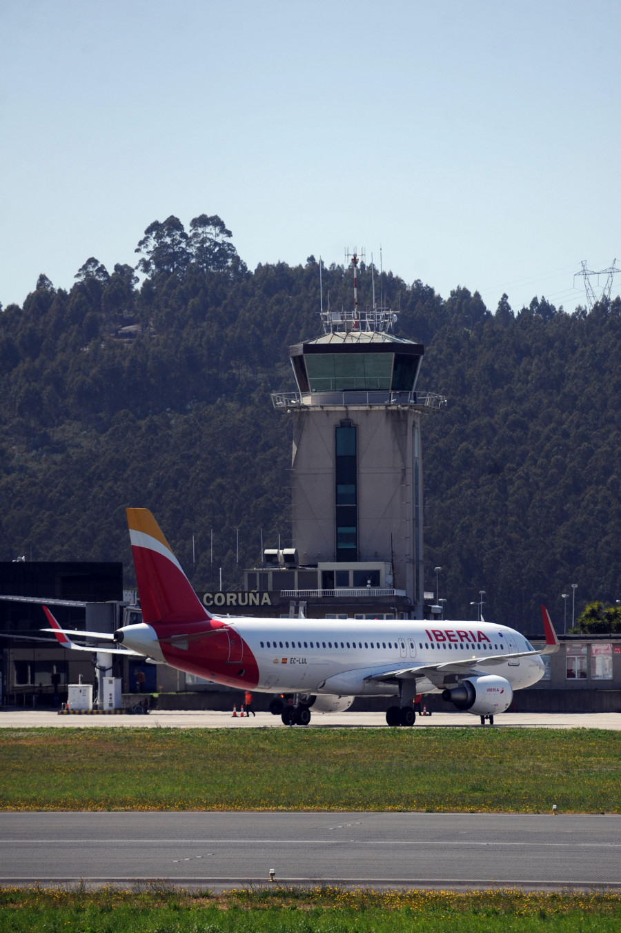 Iberia aumenta frecuencias y recupera la llegada de las 23.25 horas en el aeropuerto de Alvedro