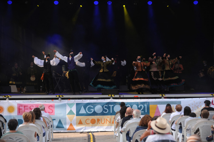 Ambiente festivo entre los asistentes a la romería de Santa Margarita