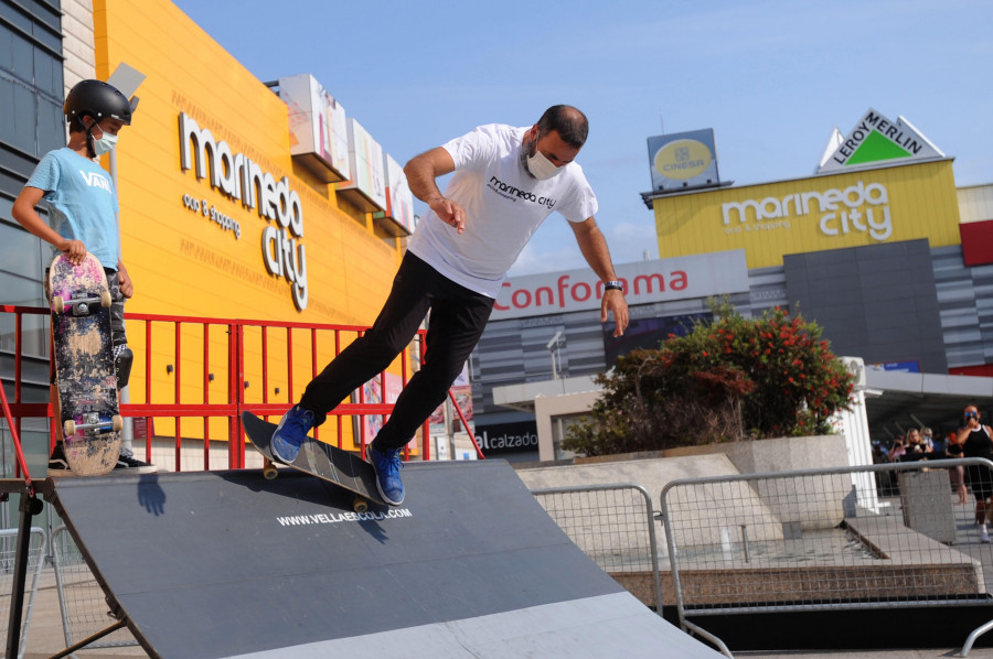 Marineda City acogió un taller de skate para los más pequeños