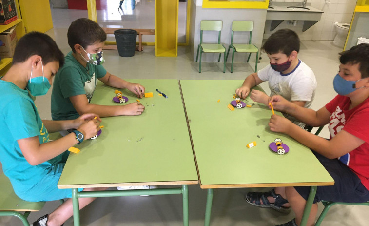 Niños de Abegondo participan en un taller de robótica en la biblioteca local