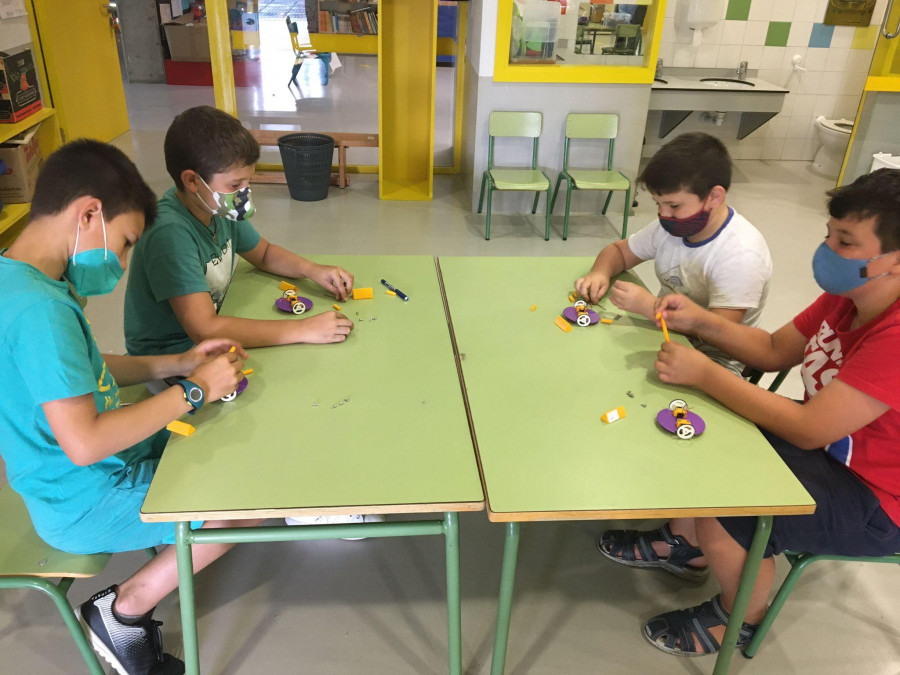 Niños de Abegondo participan en un taller de robótica en la biblioteca local