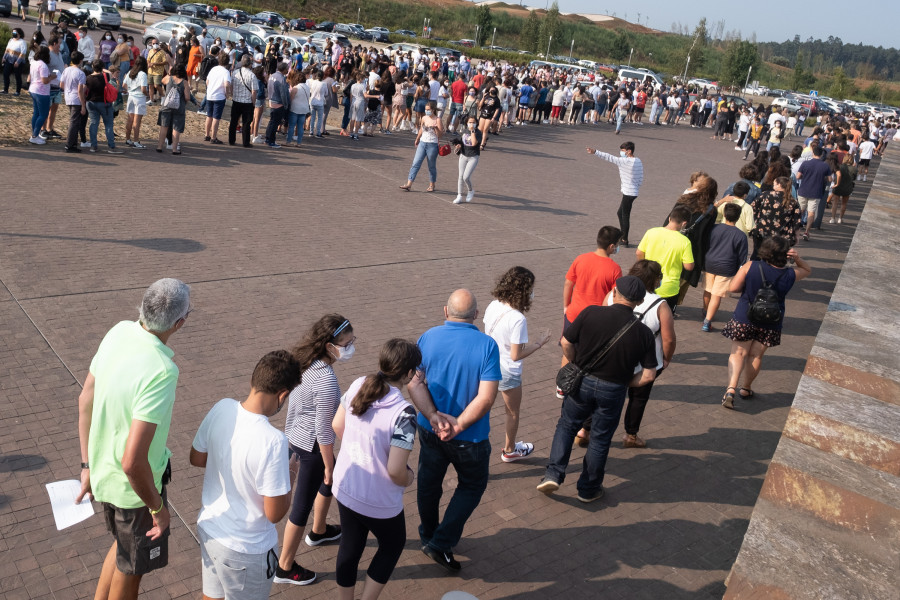 La  vacunación a menores de 12 años se inicia con largas colas en la Cidade da Cultura