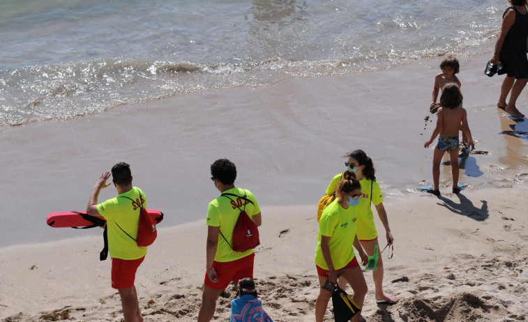 Aumentan ligeramente los rescates en los arenales coruñeses con la mejora del tiempo