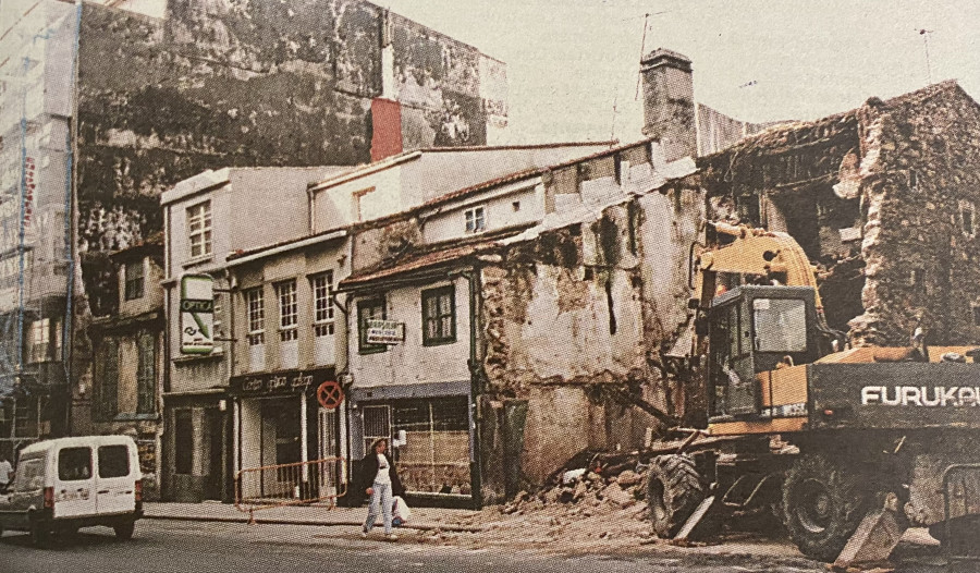 Hace 25 años: Desaparecen las casas ruinosas de Monte Alto y se amplía la dársena de Oza