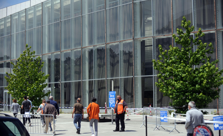 Galicia baja de 10.000 casos y 300 ingresados en un día con más contagios