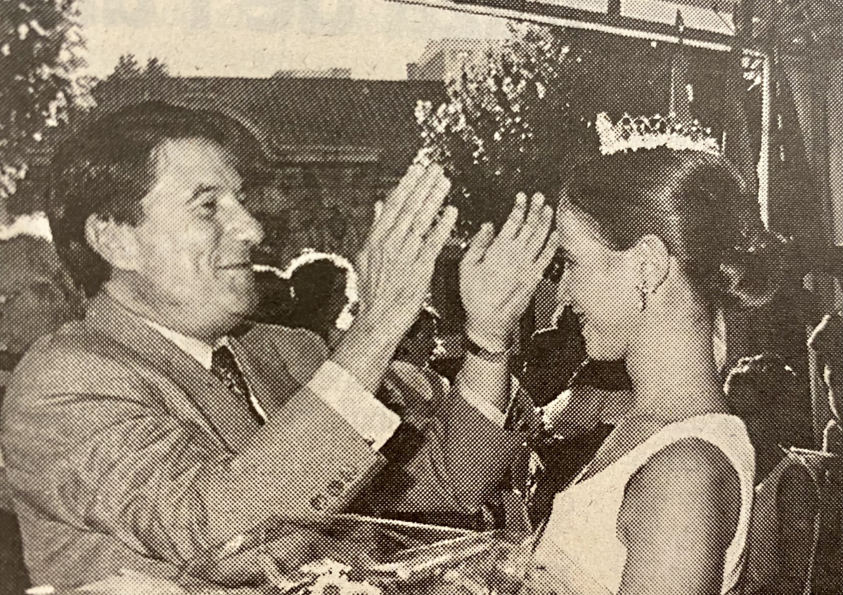 Francisco Vu00e1zquez corona a la reina de las fiestas de Monte Alto en 1996