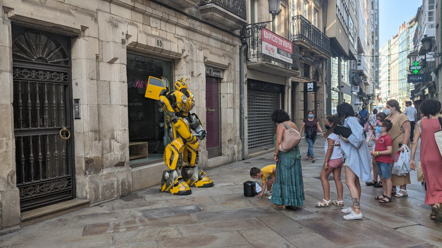 Los “autobots” buscan aliados en la coruñesa calle Real para seguir combatiendo a los “decepticons”