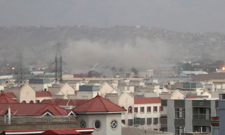 Un centenar de muertos tras dos explosiones fuera del aeropuerto de Kabul