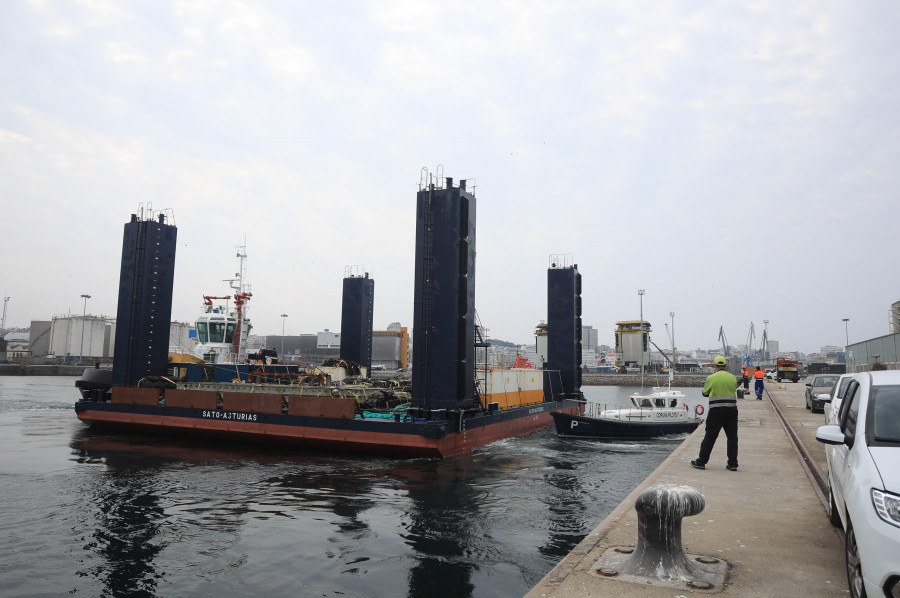 El cajonero “SATO Asturias” llega al puerto coruñés a la espera del dique flotante “Levante”