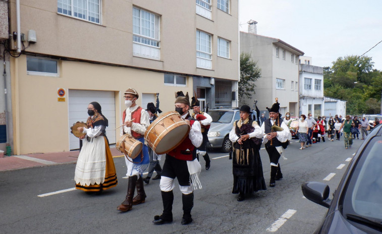 El grupo Santaia cumple con la tradición del ramo en Liáns