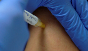Los primeros seis voluntarios del ensayo clínico ya han recibido la vacuna española contra la covid