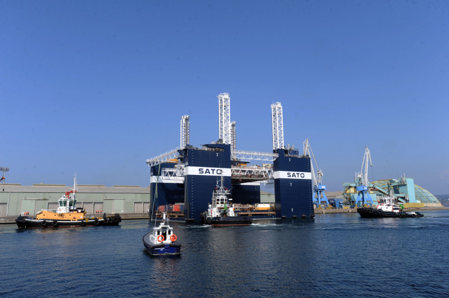 La gran plataforma flotante “SATO Levante” ya está en el puerto coruñés