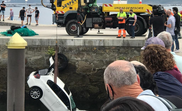 Dos fallecidos y dos heridos al caerse un coche al mar en Muros