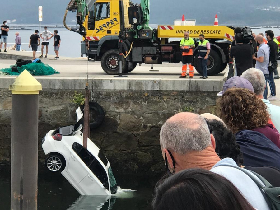 Dos fallecidos y dos heridos al caerse un coche al mar en Muros