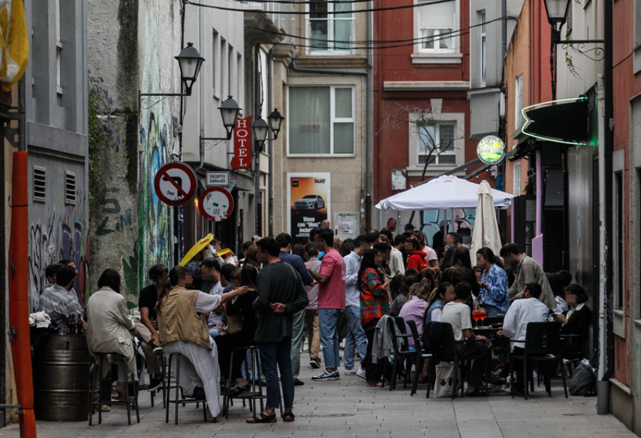 Los vecinos del Orzán denuncian la vuelta del ruido, descontrol y suciedad a la zona