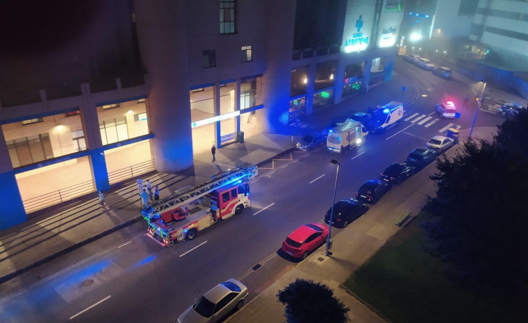 El fuego en un coche aparcado en un garaje de Matogrande afecta a la residencia DomusVi