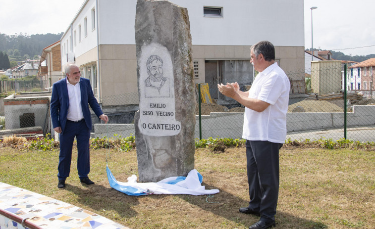 El alcalde de Oleiros inaugura la plaza de Emilio Siso en la parroquia de Maianca
