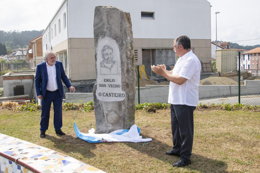 El alcalde de Oleiros inaugura la plaza de Emilio Siso en la parroquia de Maianca