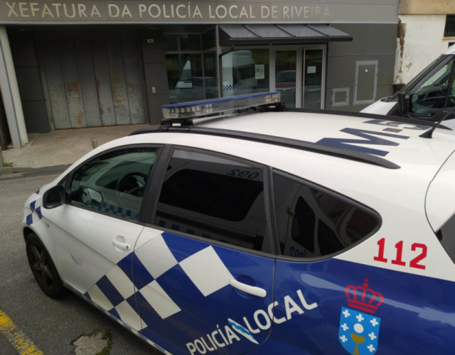Detenidos tres jóvenes por agredir a cuatro policías locales en una fiesta en un bajo de Ribeira
