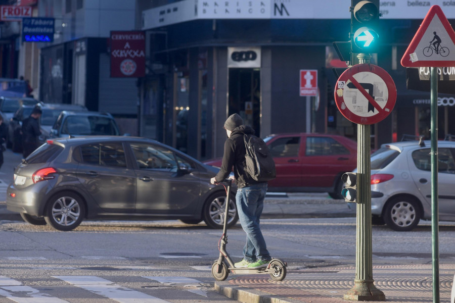 Denunciado un joven que conducía un patinete eléctrico desnudo y ebrio por el caso histórico de Pontevedra