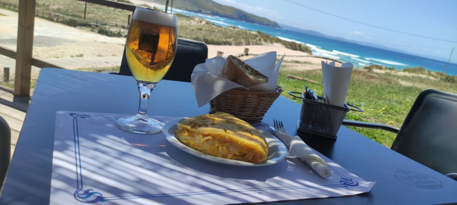 Comer en Doniños: O Alpendre,  cervezas y tortilla con la mejor puesta de sol de Ferrol