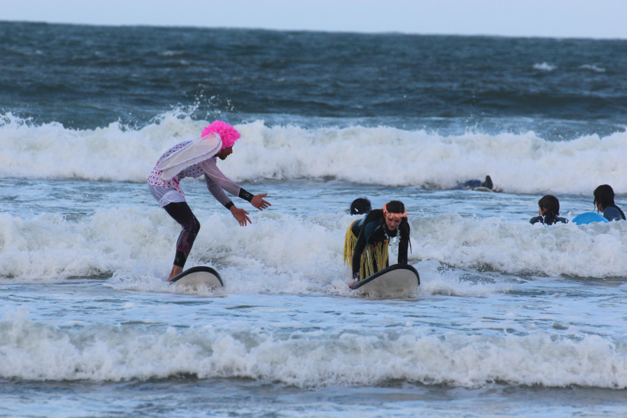 Oleiros abre mañana el plazo para inscribirse en las escuelas municipales de surf y de golf