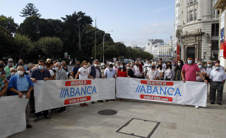 Varios centenares de personas se manifiestan en A Coruña contra el cierre de oficinas de Abanca en el rural