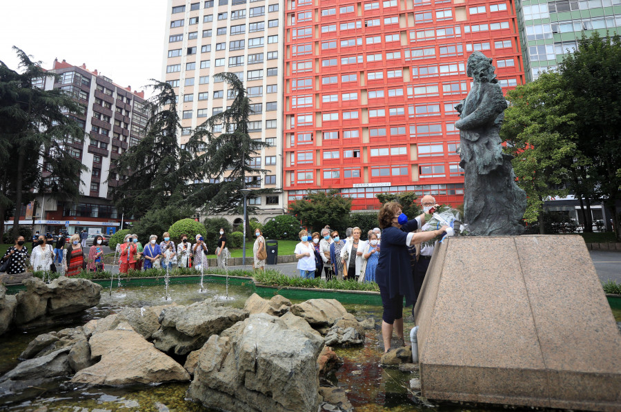 Las cigarreras rinden homenaje  a su patrona con una ofrenda floral en la plaza de A Palloza