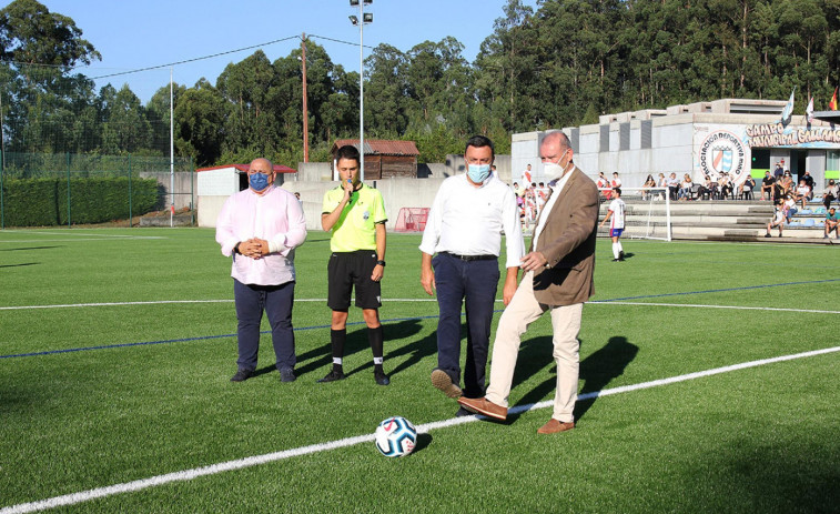 González Formoso y Vázquez Faraldo estrenan el renovado campo de fútbol de Gallamonde