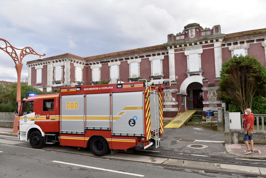 Los Bomberos acudieron a la antigua cárcel alertados por la salida de humo