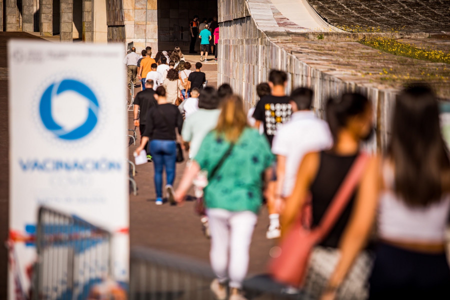 Suben ligeramente los casos activos de covid en Galicia pero la tasa de positividad es del 3,4%