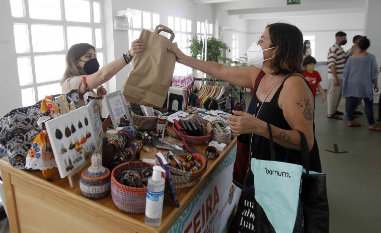 El mercado de San Agustín sirve de escaparate para ideas solidarias y ecológicas