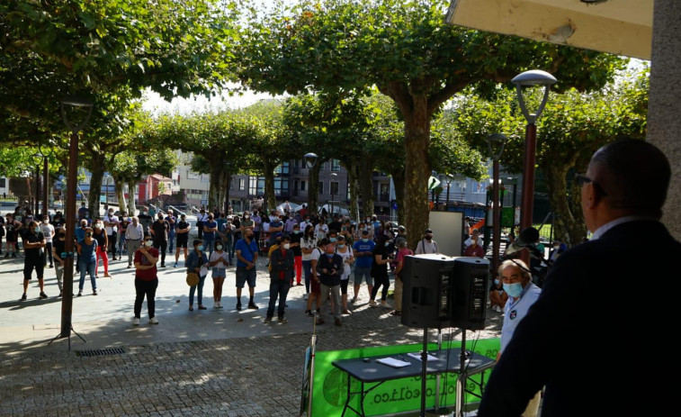 Carral clama en la calle en contra de la construcción del parque eólico de As Encrobas