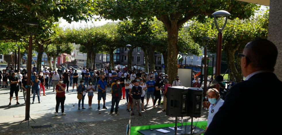 Carral clama en la calle en contra de la construcción del parque eólico de As Encrobas