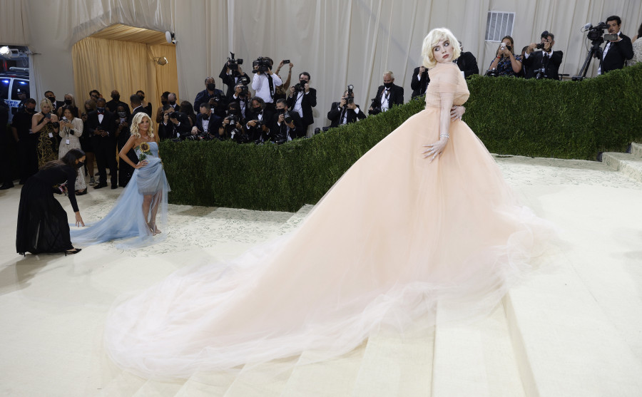 Las celebridades rinden tributo a Estados Unidos y a la moda en el regreso de la glamurosa gala del MET