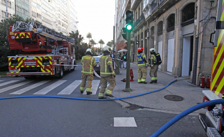 Un incendio en un bajo de Juana de Vega hace cundir la alarma en el centro de A Coruña