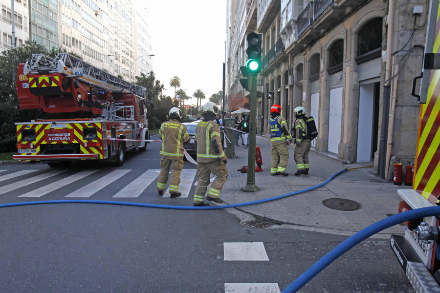 Un incendio en un bajo de Juana de Vega hace cundir la alarma en el centro de A Coruña