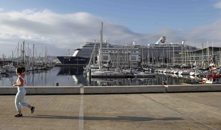 El “Mein Schiff 6” recala en la ciudad con 1.100 pasajeros a bordo