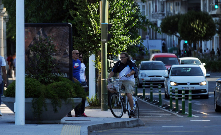 Herida grave una mujer arrollada por un patinete en el carril bici de la plaza de Ourense