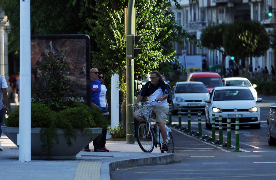 Herida grave una mujer arrollada por un patinete en el carril bici de la plaza de Ourense