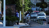 Herida grave una mujer arrollada por un patinete en el carril bici de la plaza de Ourense